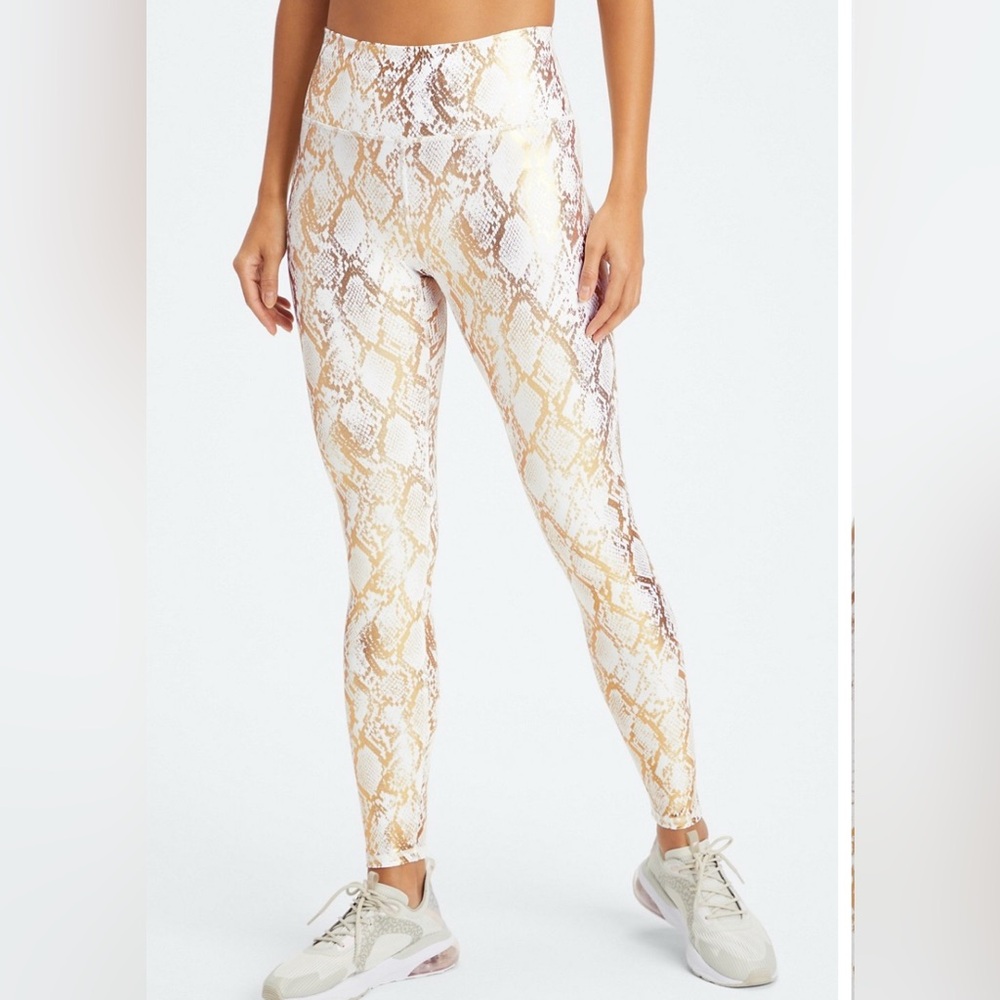 Fabletics Define Powerhold Copper Foil Leggings cream & gold color size m